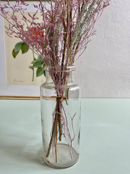 Flacon ancien avec bouquet de fleurs séchées