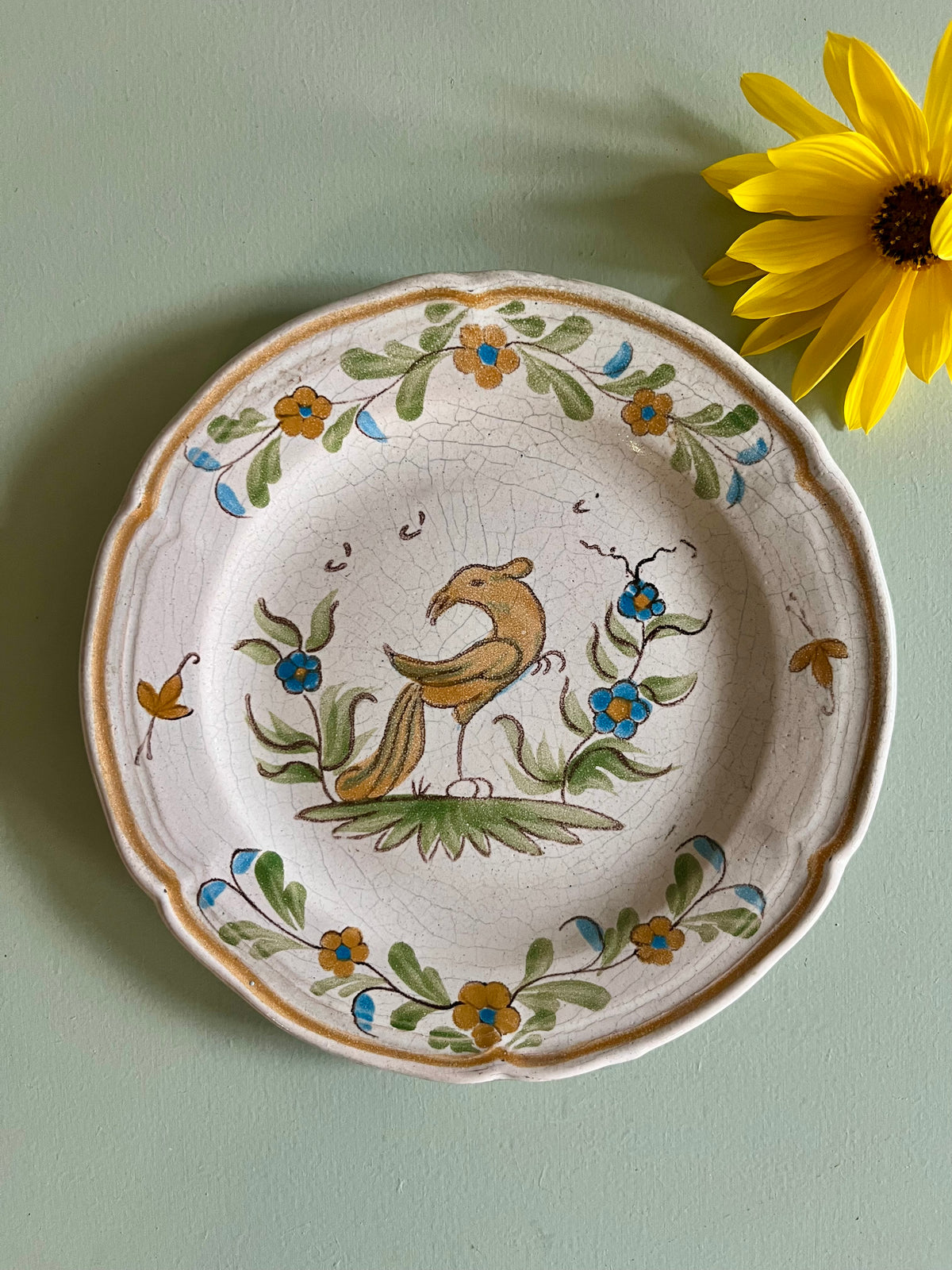 Assiette décorative en faïence – oiseau peint à la main   Patine