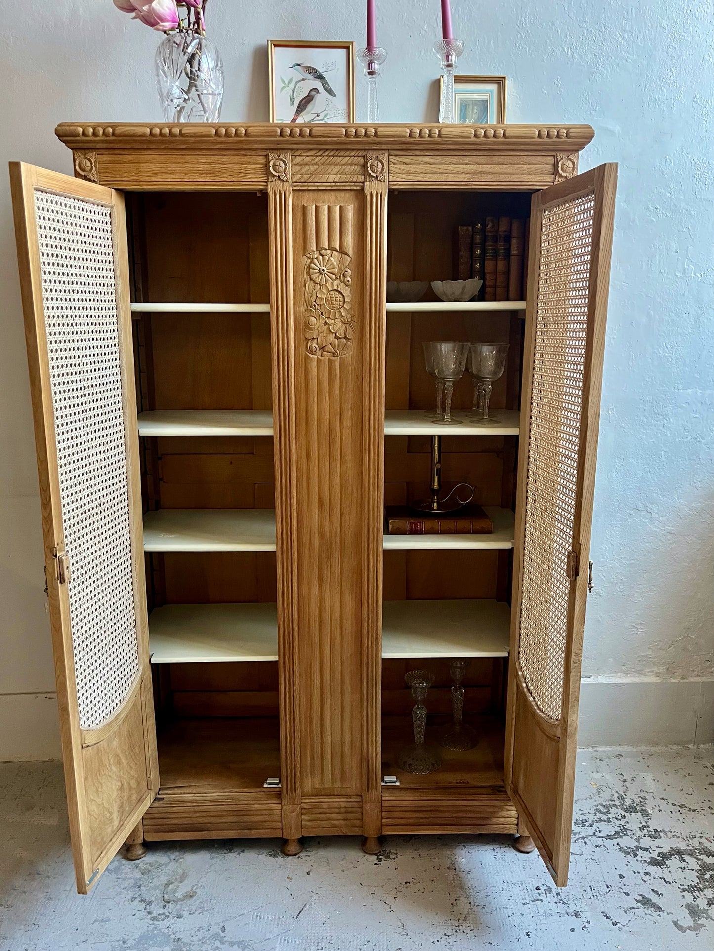 Armoire ancienne art déco portes en cannage