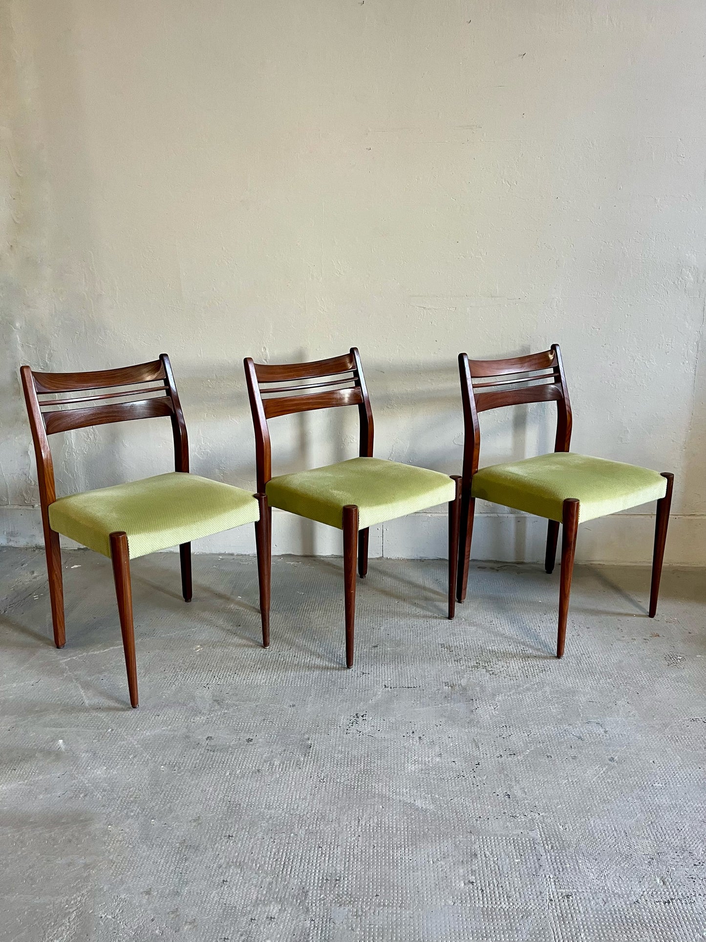 Chaises années 60 en teck style scandinave- lot de 3   Patine