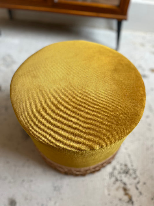 Pouf vintage en velours jaune moutarde à franges