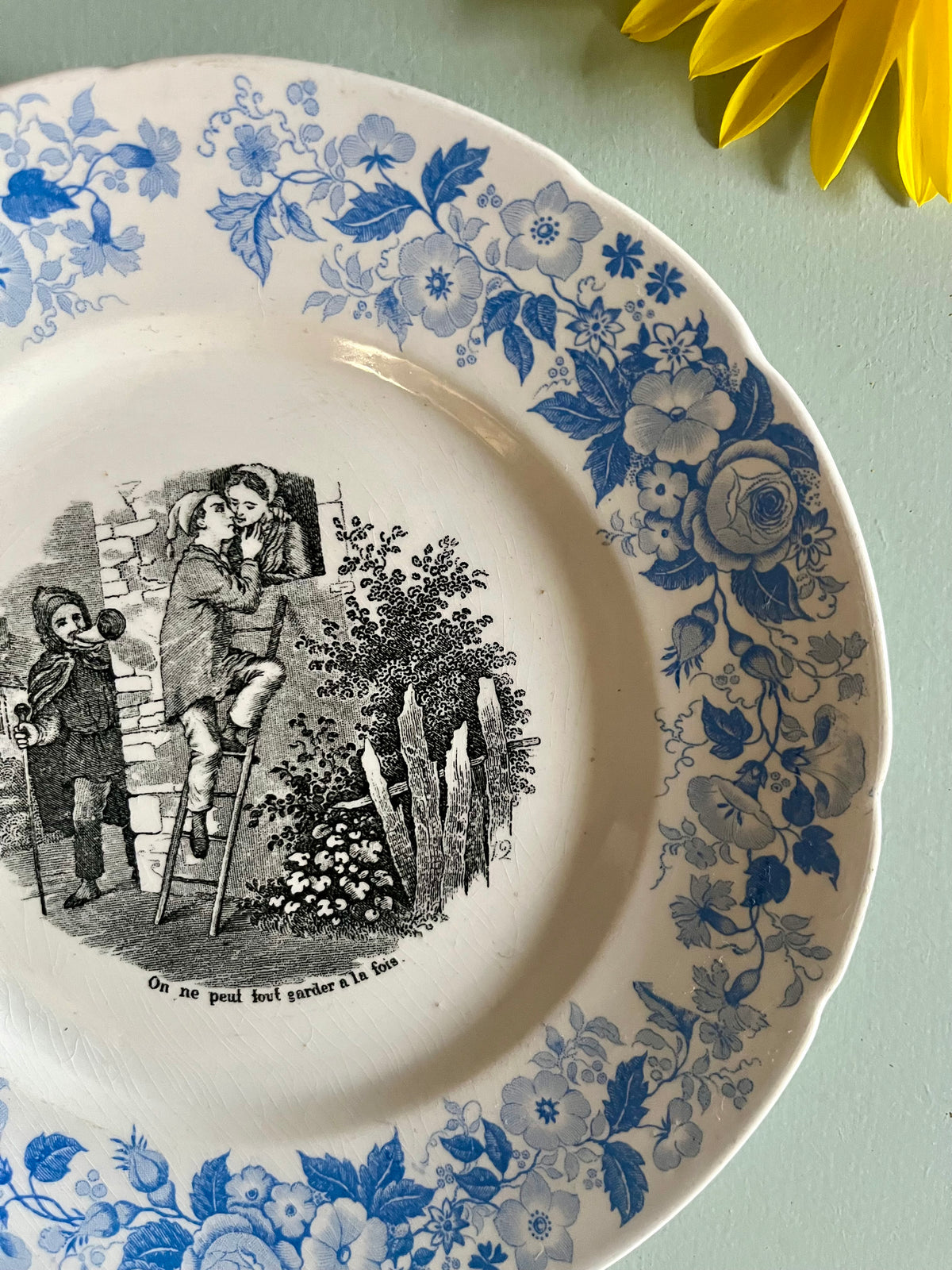 Assiette parlante ancienne Niderviller – Décor bleu fleuri  Vaisselle Patine