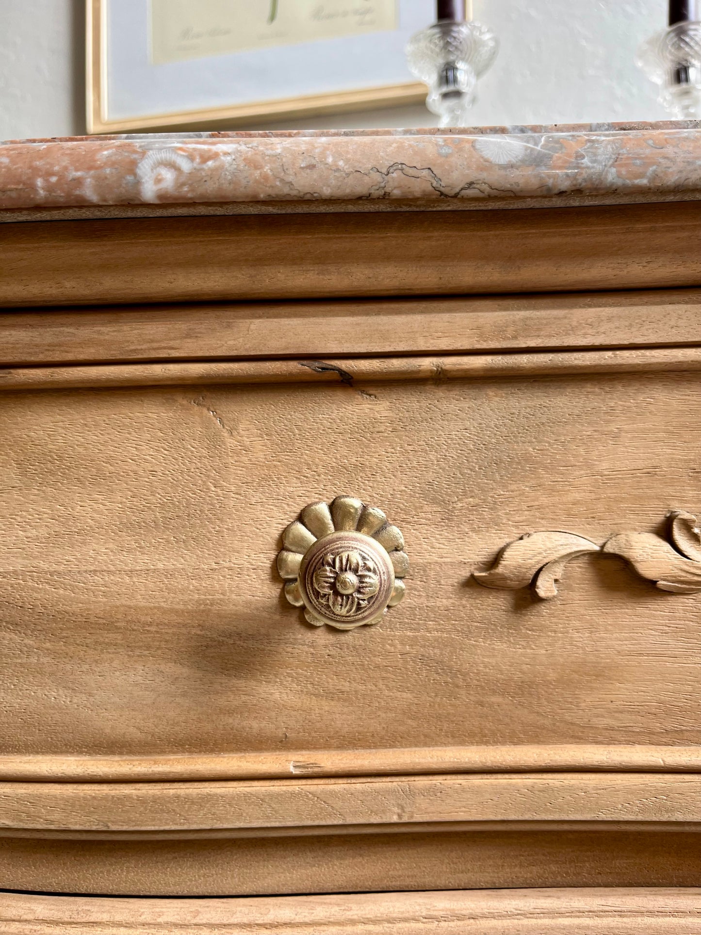 Commode gravée fleurs plateau en marbre