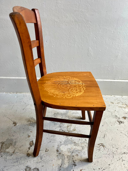 Chaise bistrot assise gravée claire