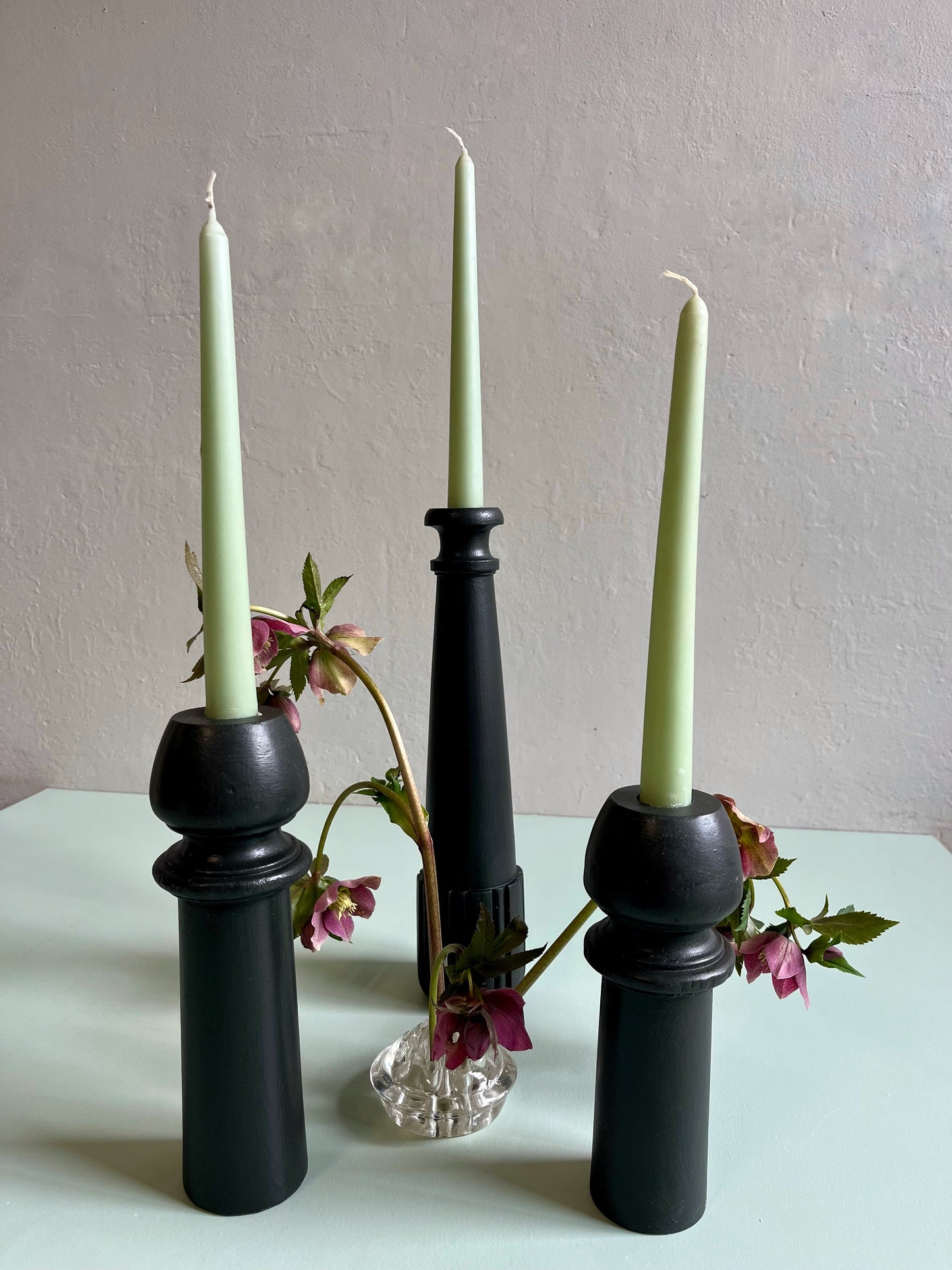 Bougeoir en bois sculpté noir