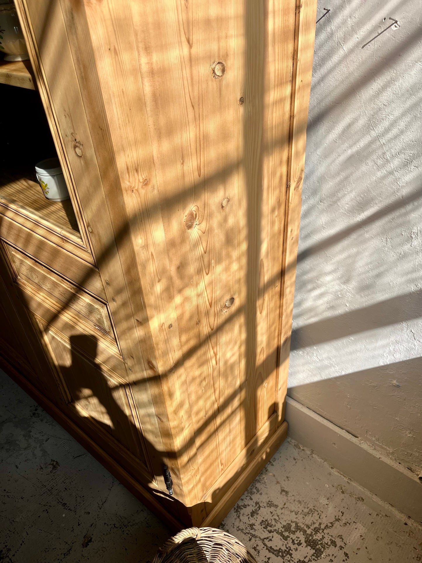 Armoire vaisselier ancien en pin massif portes vitrées
