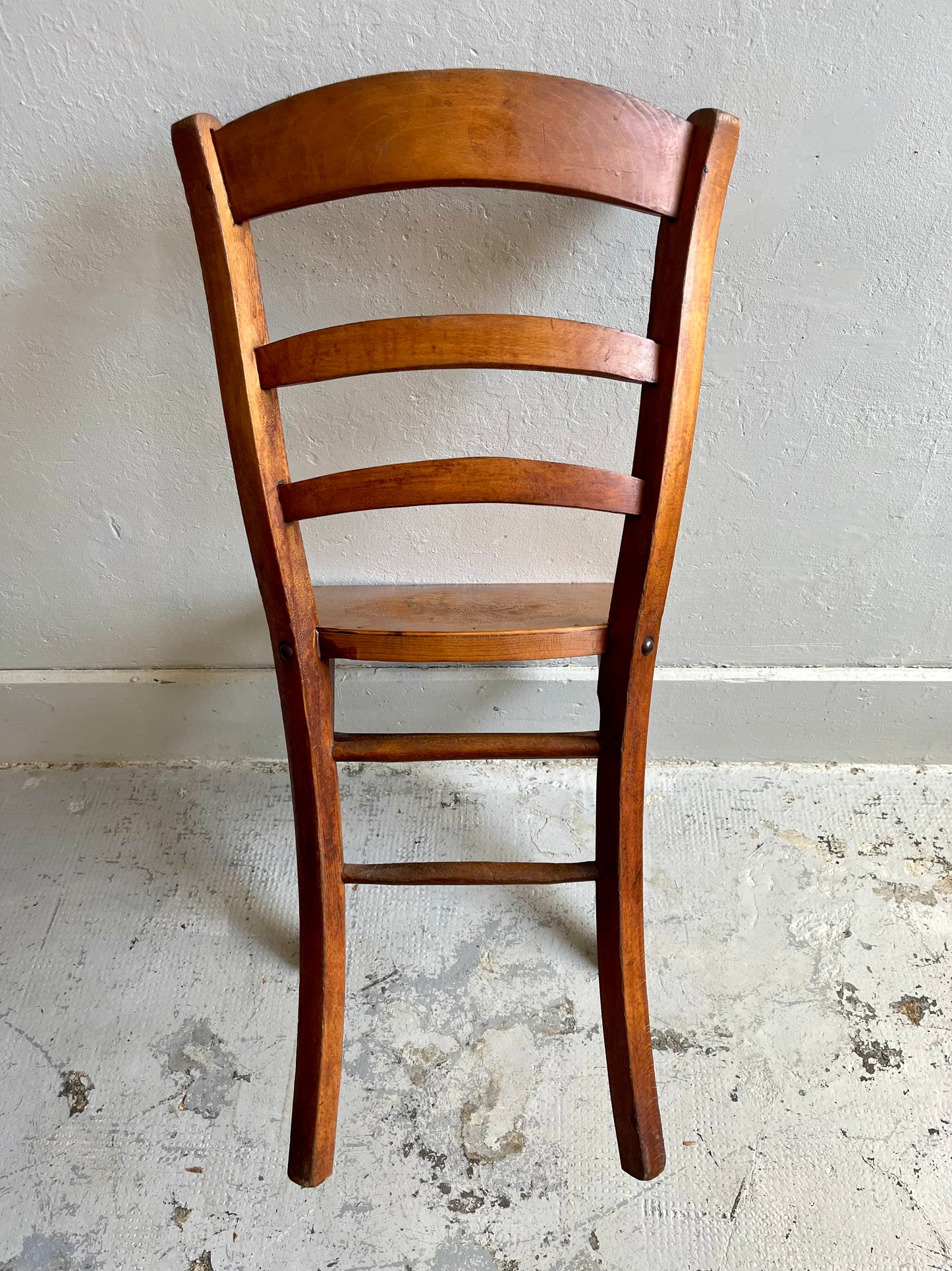 Chaise bistrot assise gravée claire