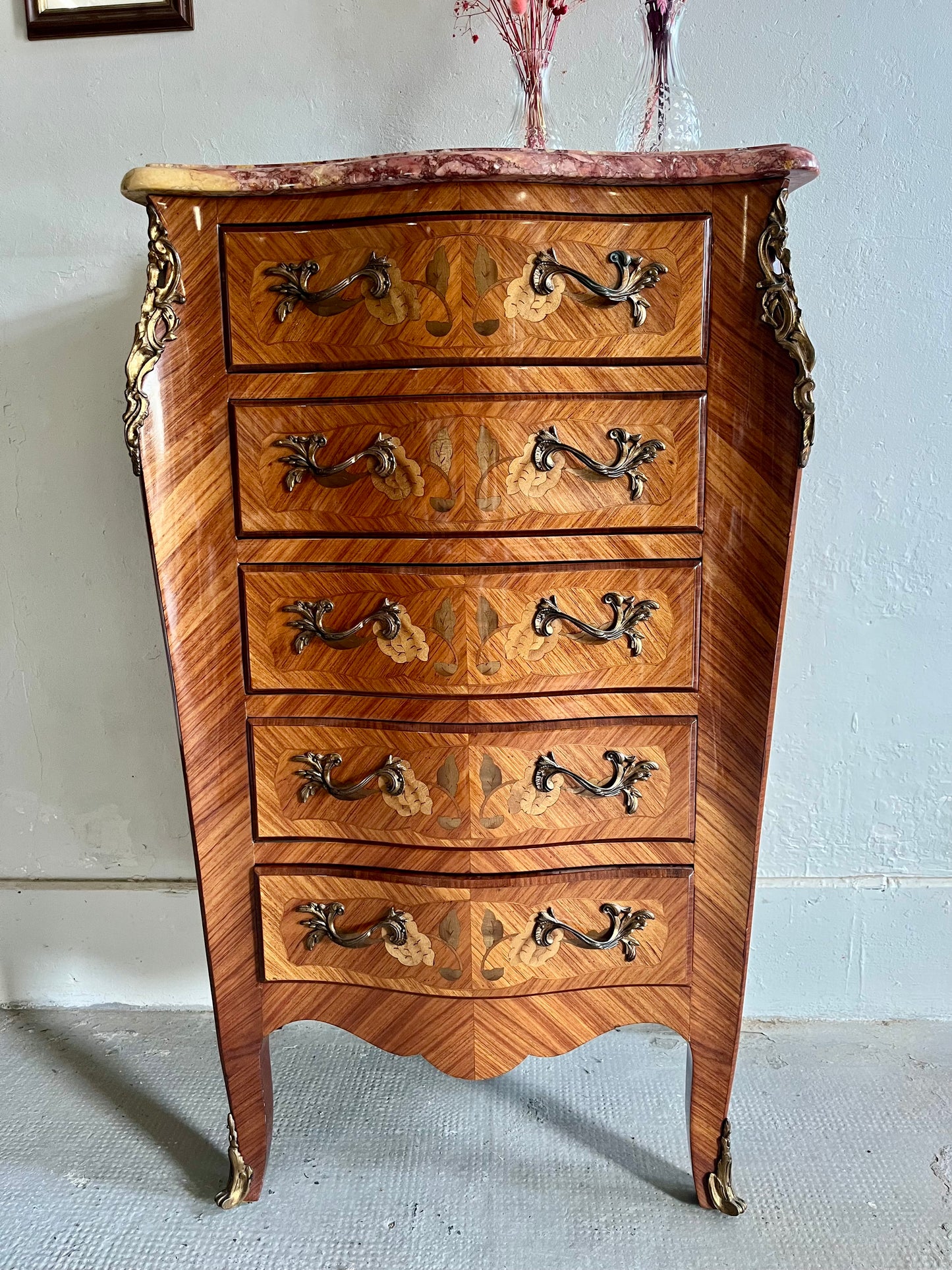 Chiffonier Louis XV en bois et marbre   Patine