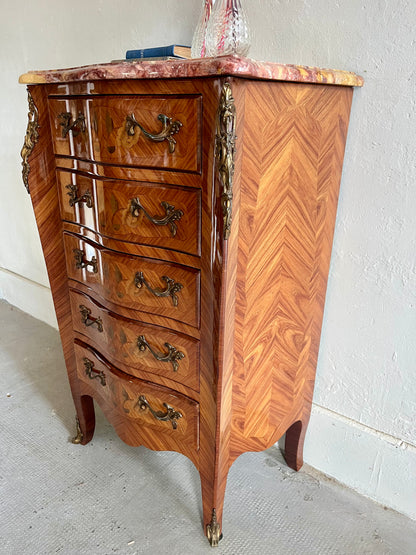 Chiffonier Louis XV en bois et marbre   Patine