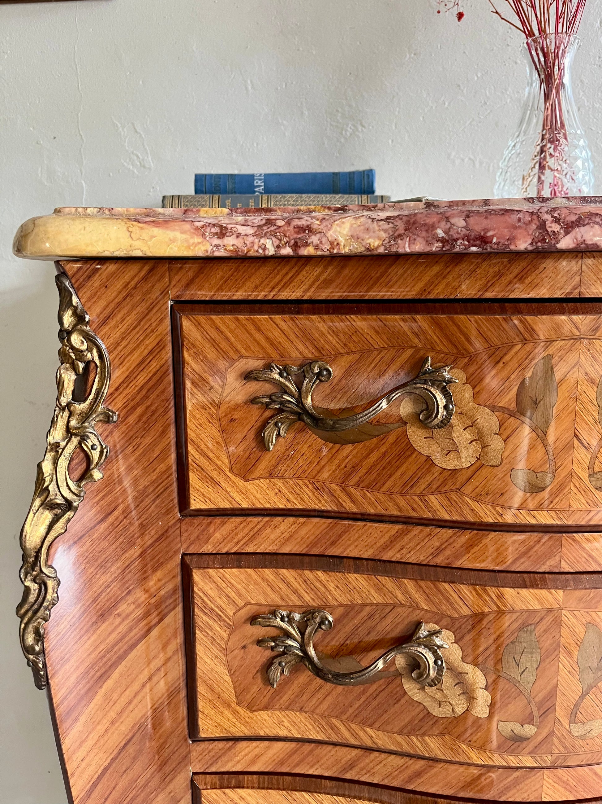 Chiffonier Louis XV en bois et marbre   Patine