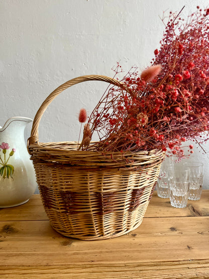 Panier ancien en osier bi couleur   Patine