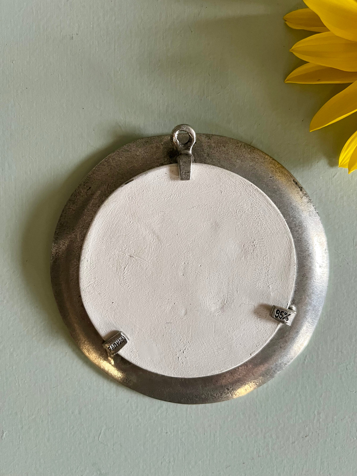 Médaillons muraux vintage en céramique et étain – lot de 2  Décoration Patine