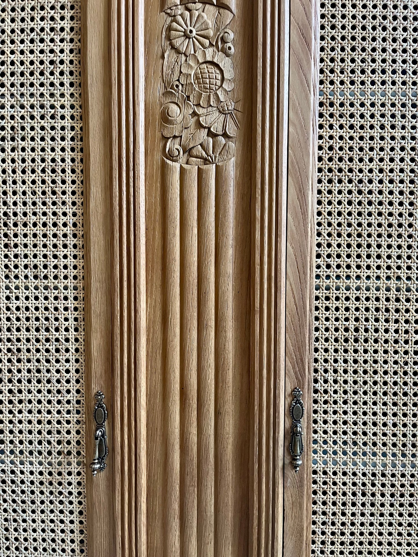 Armoire ancienne art déco portes en cannage