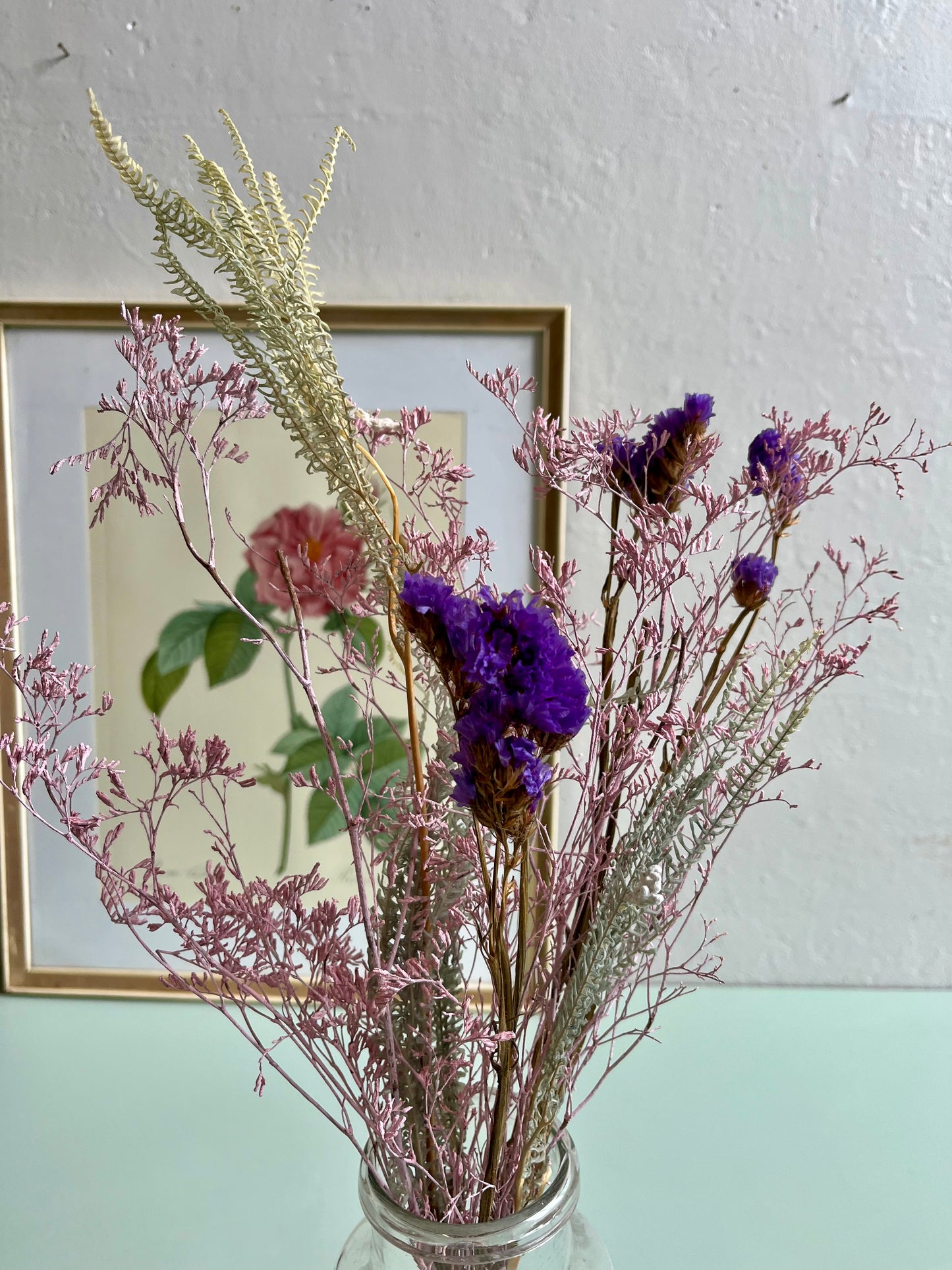 Flacon ancien avec bouquet de fleurs séchées