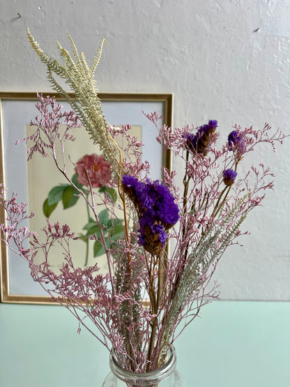 Flacon ancien avec bouquet de fleurs séchées