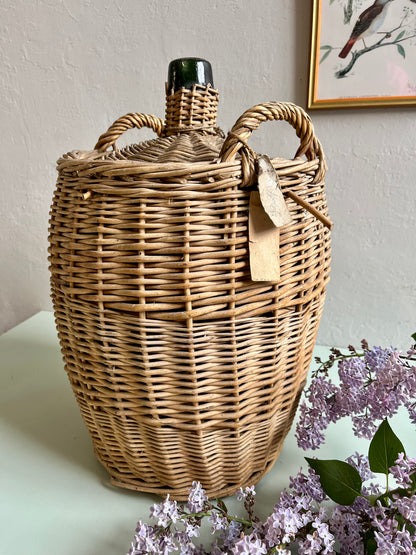 Dame Jeanne ancienne dans son panier