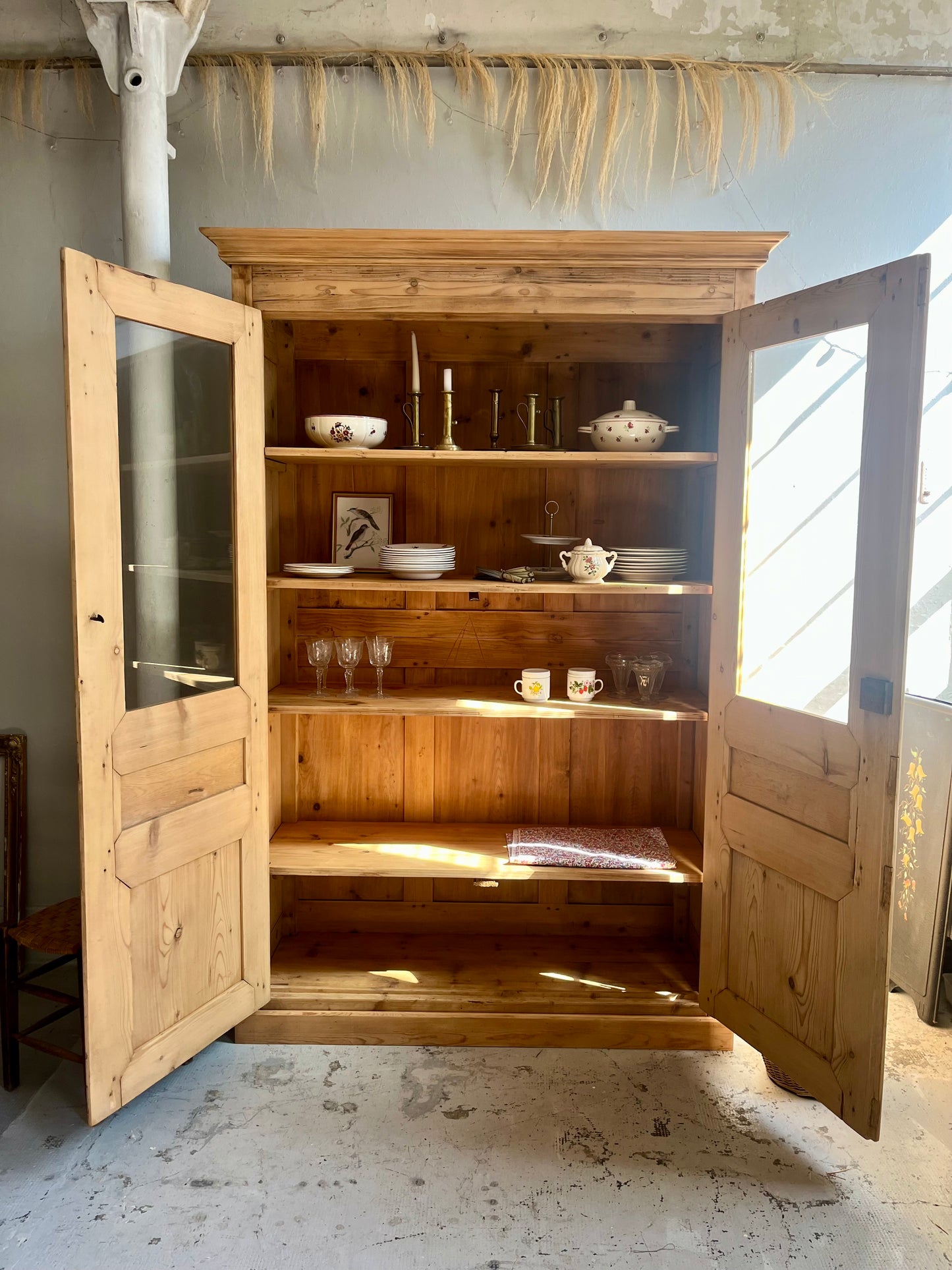 Armoire vaisselier ancien en pin massif portes vitrées