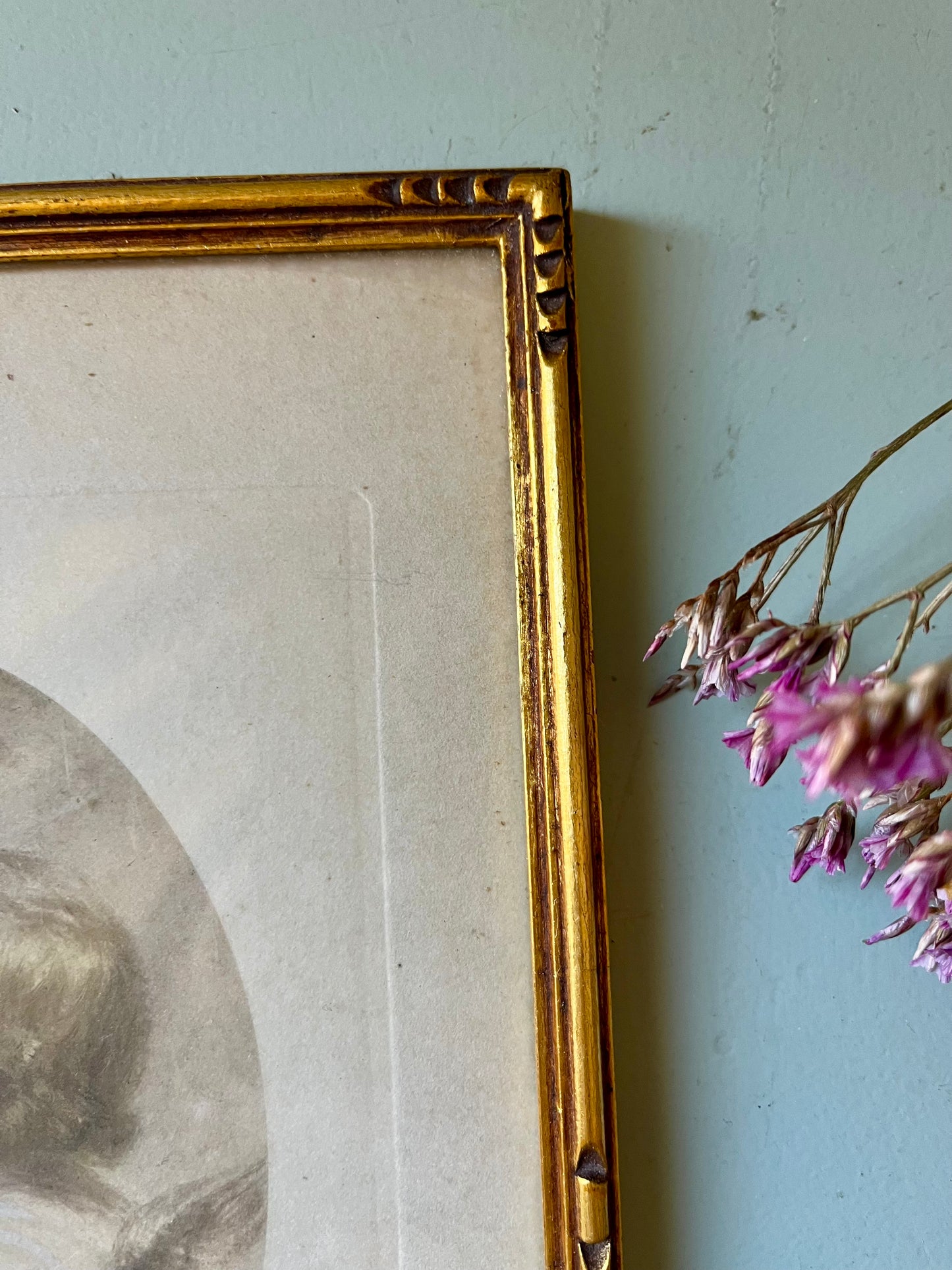 Cadre ancien doré avec illustration