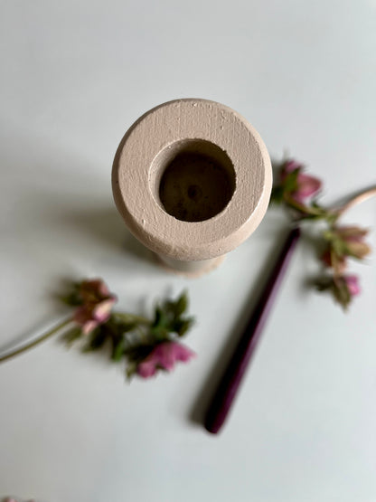 Bougeoir en bois sculpté beige