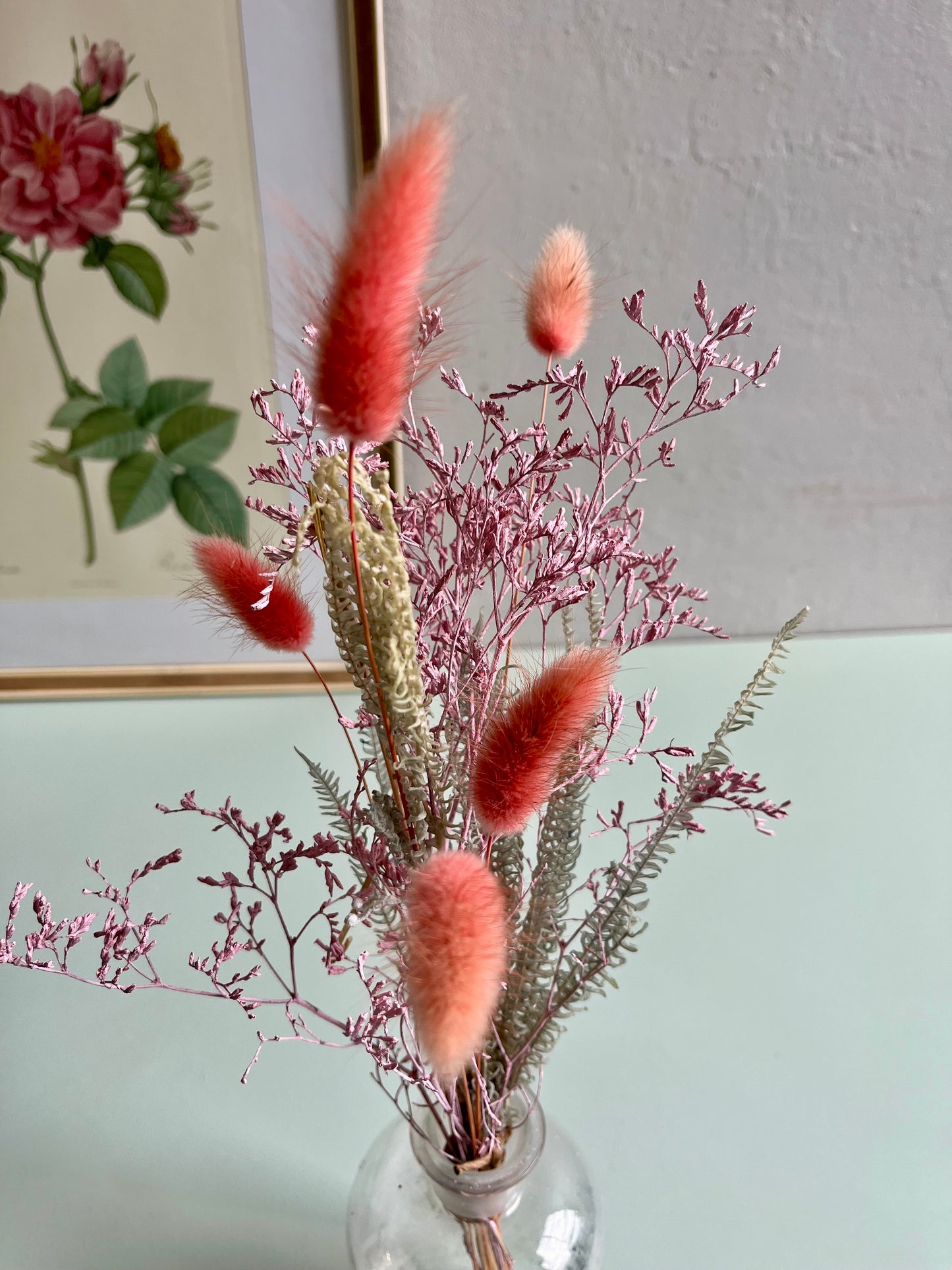 Flacon ancien avec fleurs séchées