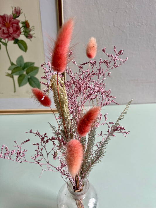 Flacon ancien avec fleurs séchées