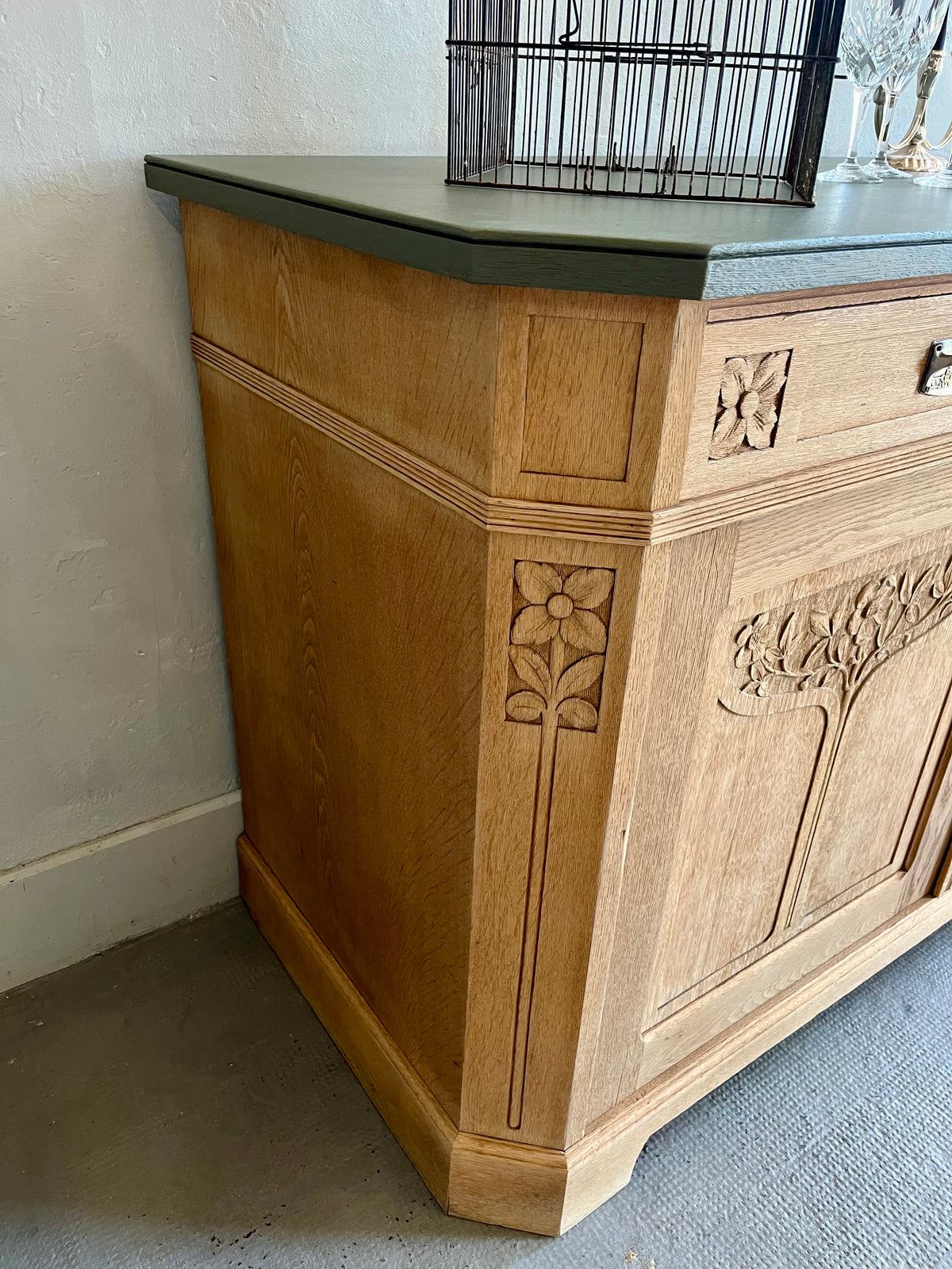 Buffet sculpté en chêne  Meubles Patine
