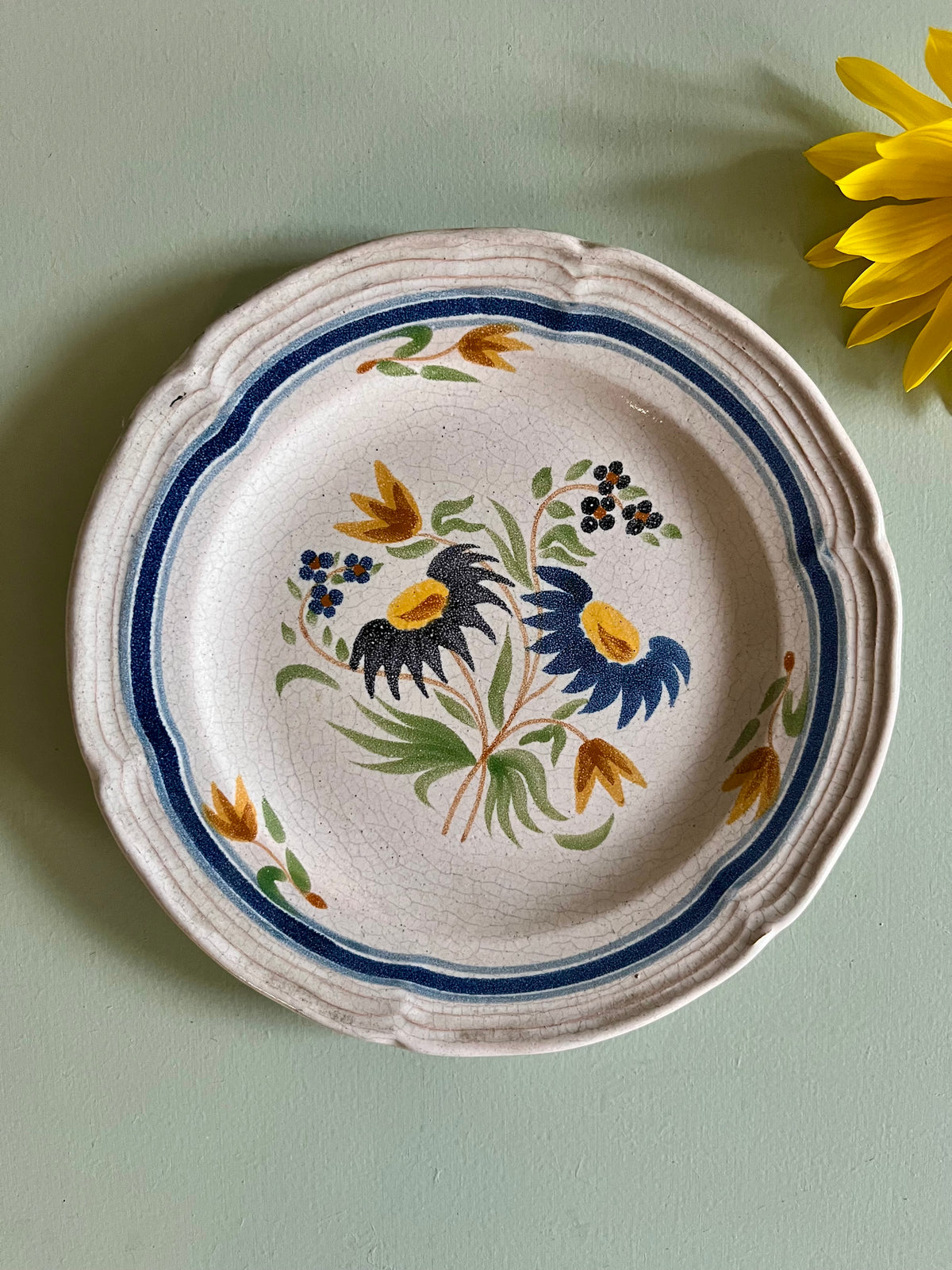 Assiette ancienne en faïence à décor floral peint à la main   Patine
