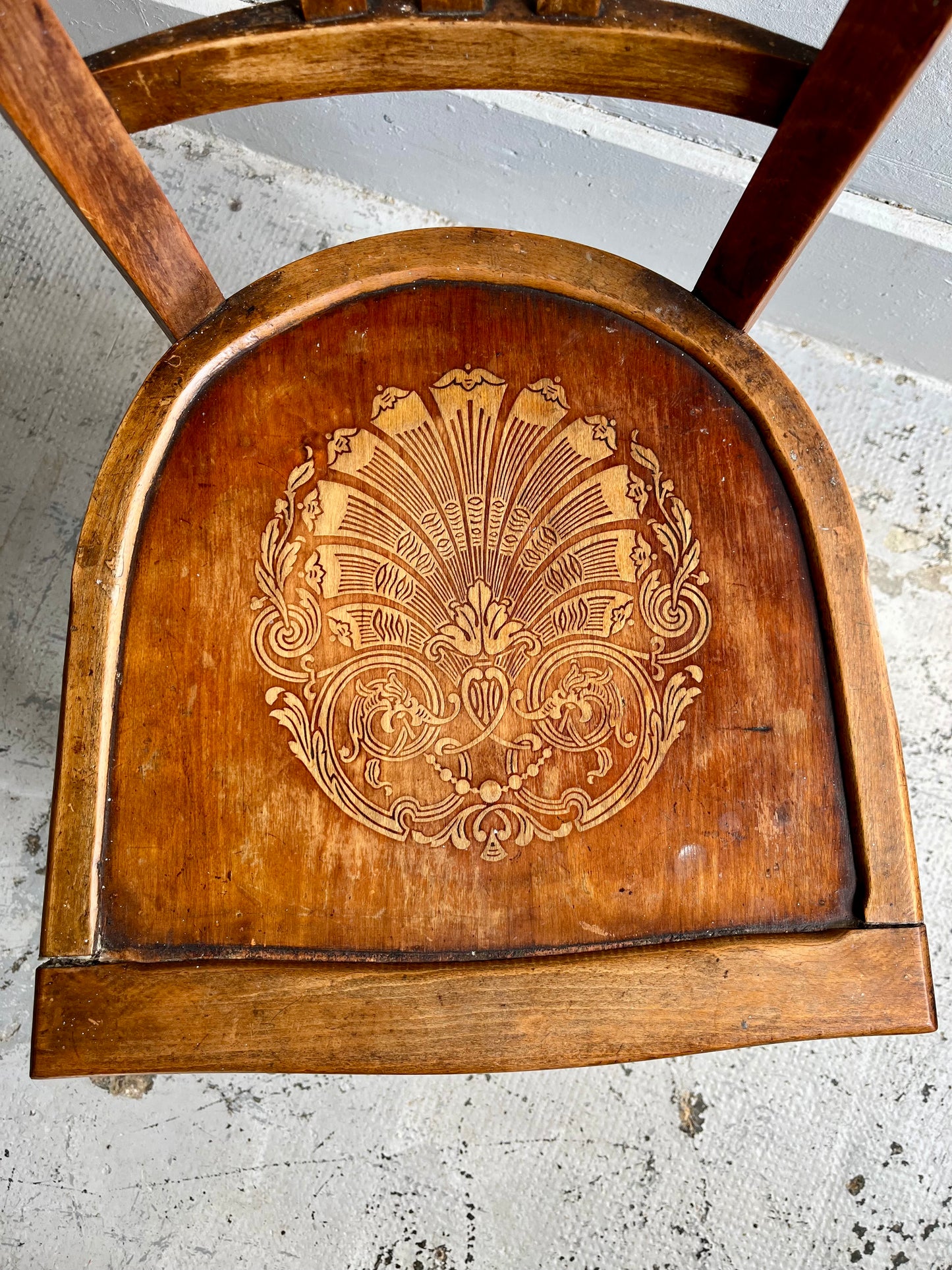 Chaise bistrot patiné assise gravée