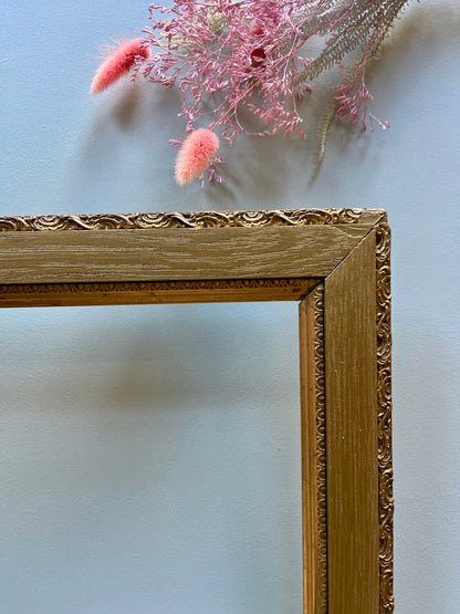 Cadre doré ancien en bois avec moulures