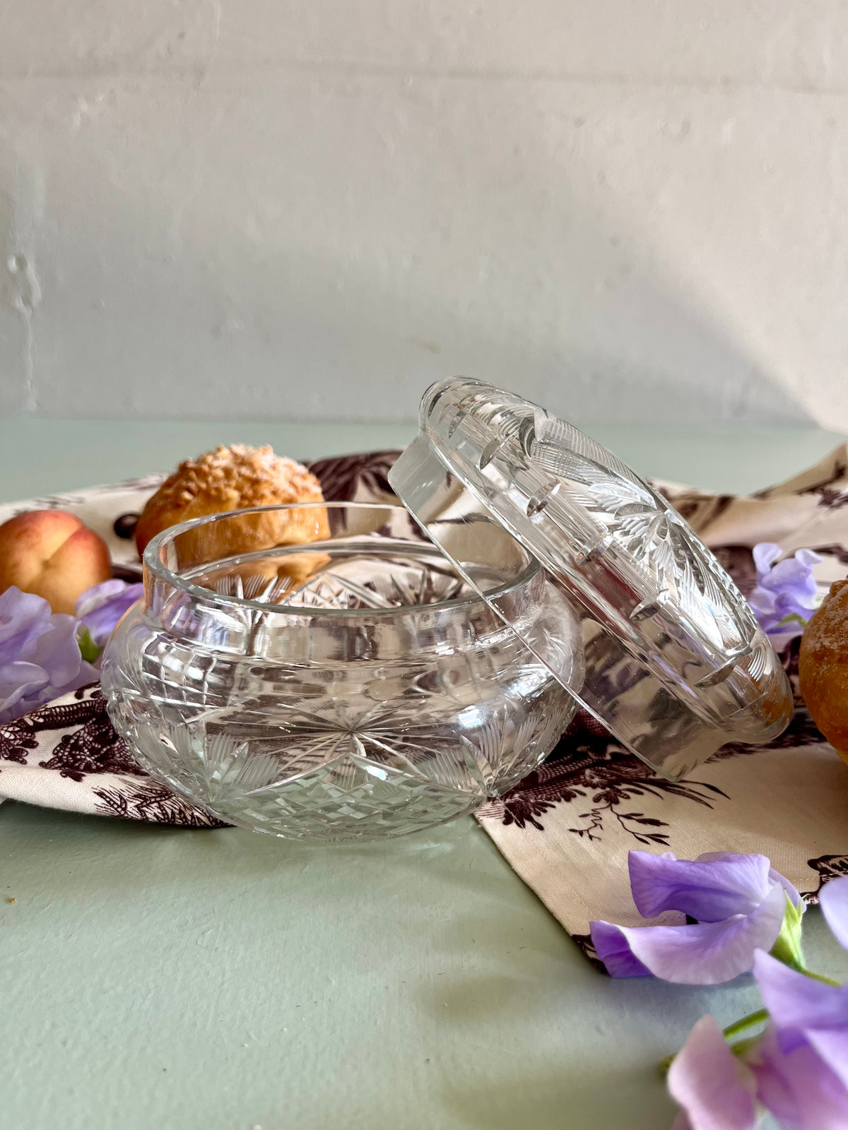Boîte en cristal ciselé  Vaisselle Patine
