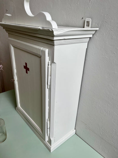 Petite armoire à pharmacie ancienne