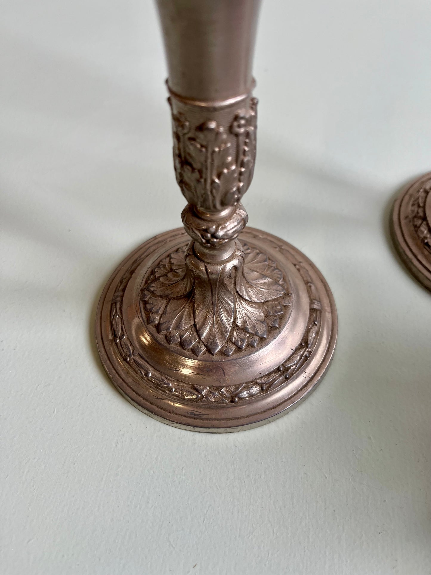 Bougeoirs en métal argenté gravés - lot de 2