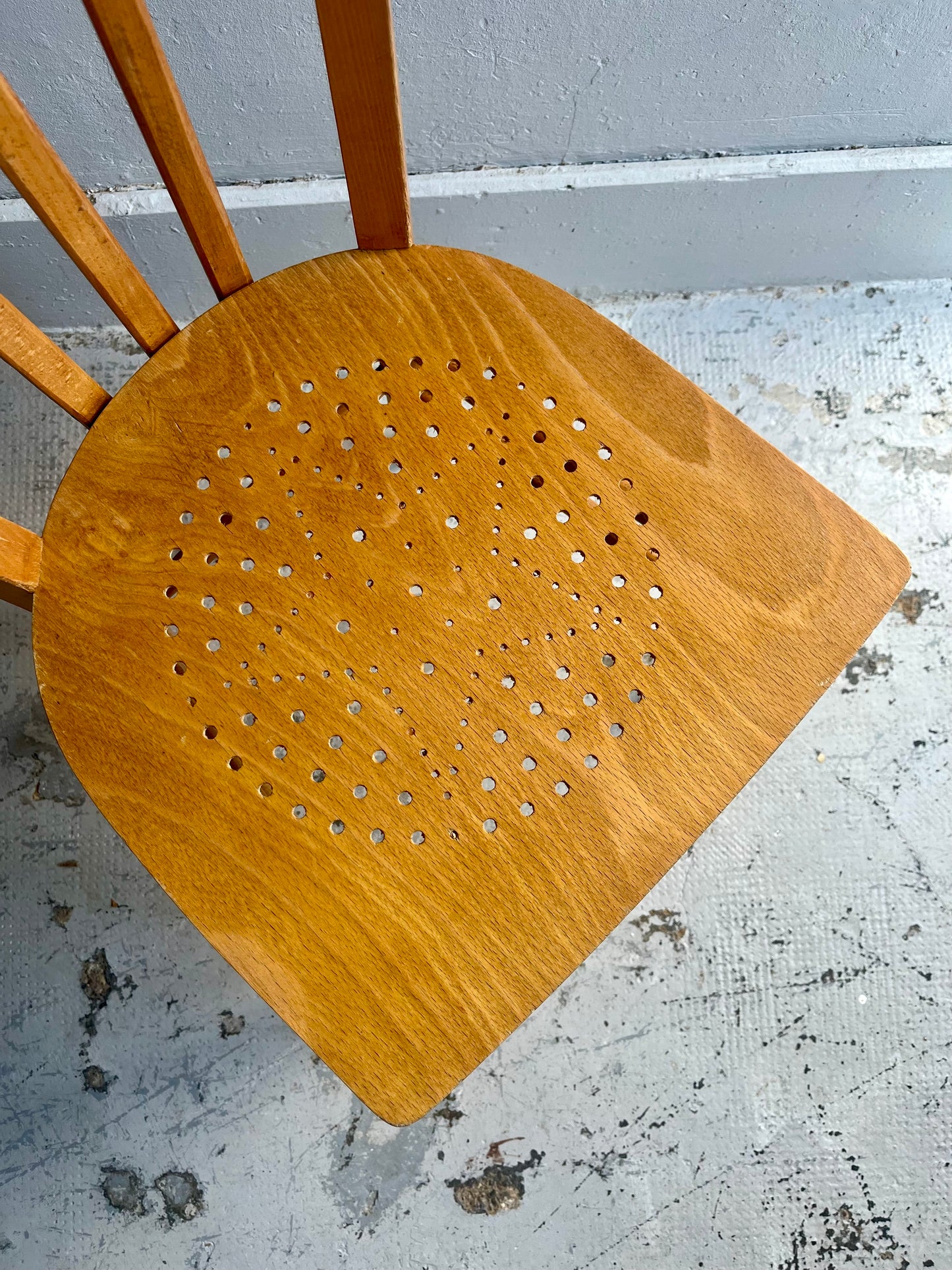 Chaise bistrot ancienne assise perforée étoile