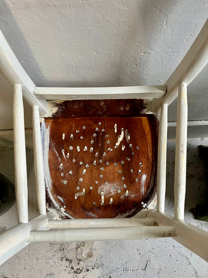 Chaise patinée blanche 1