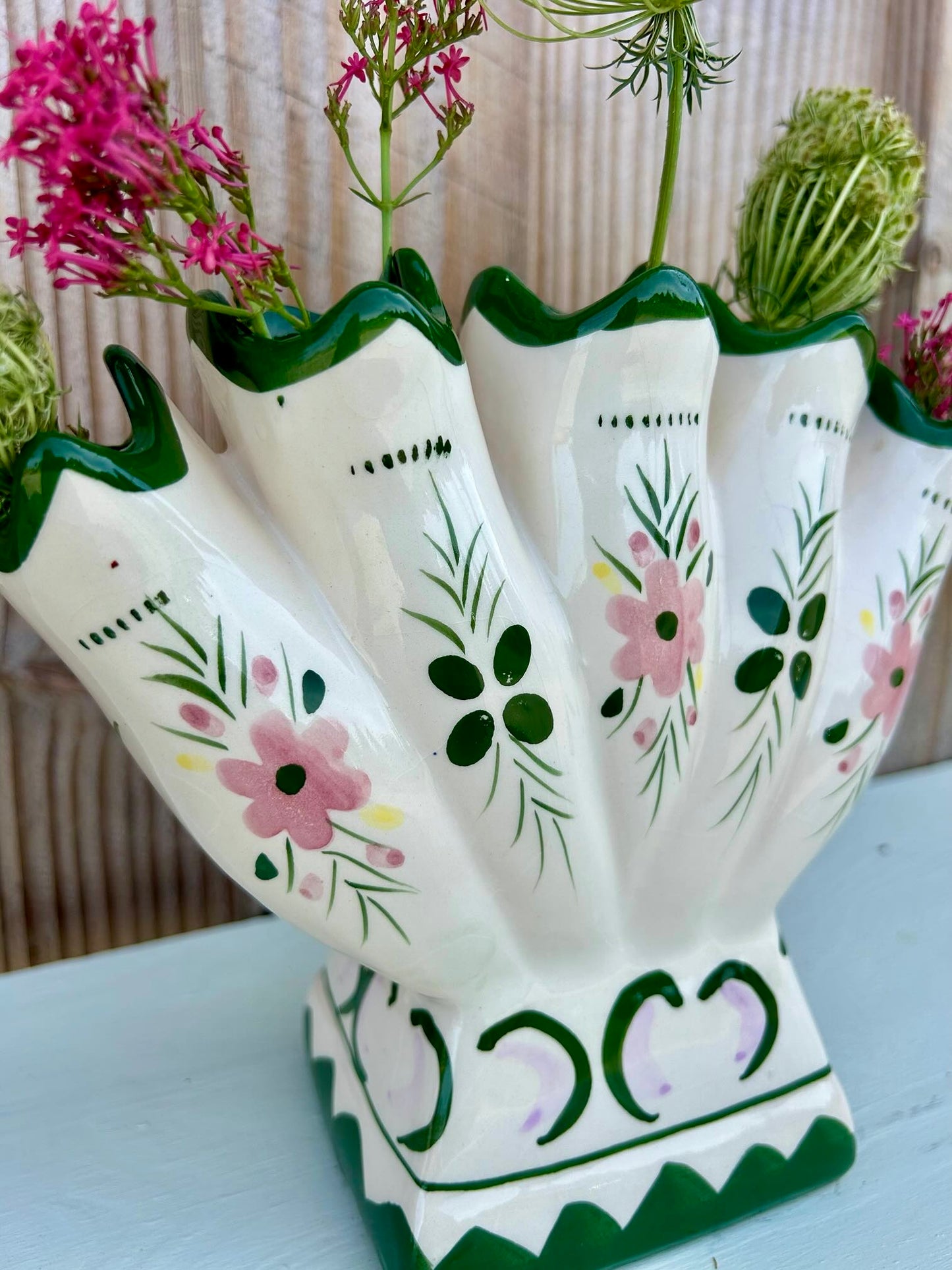 Vase en faïence fleurie ancien   Patine