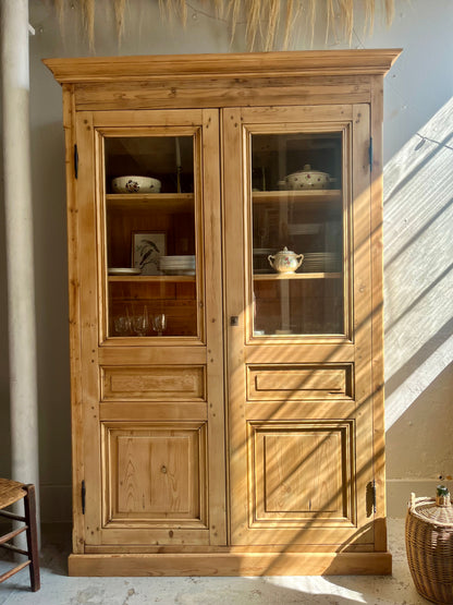 Armoire vaisselier ancien en pin massif portes vitrées
