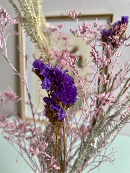 Flacon ancien avec bouquet de fleurs séchées