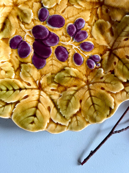 Assiette décorative ancienne Sarreguemines – Raisins  Vaisselle Patine