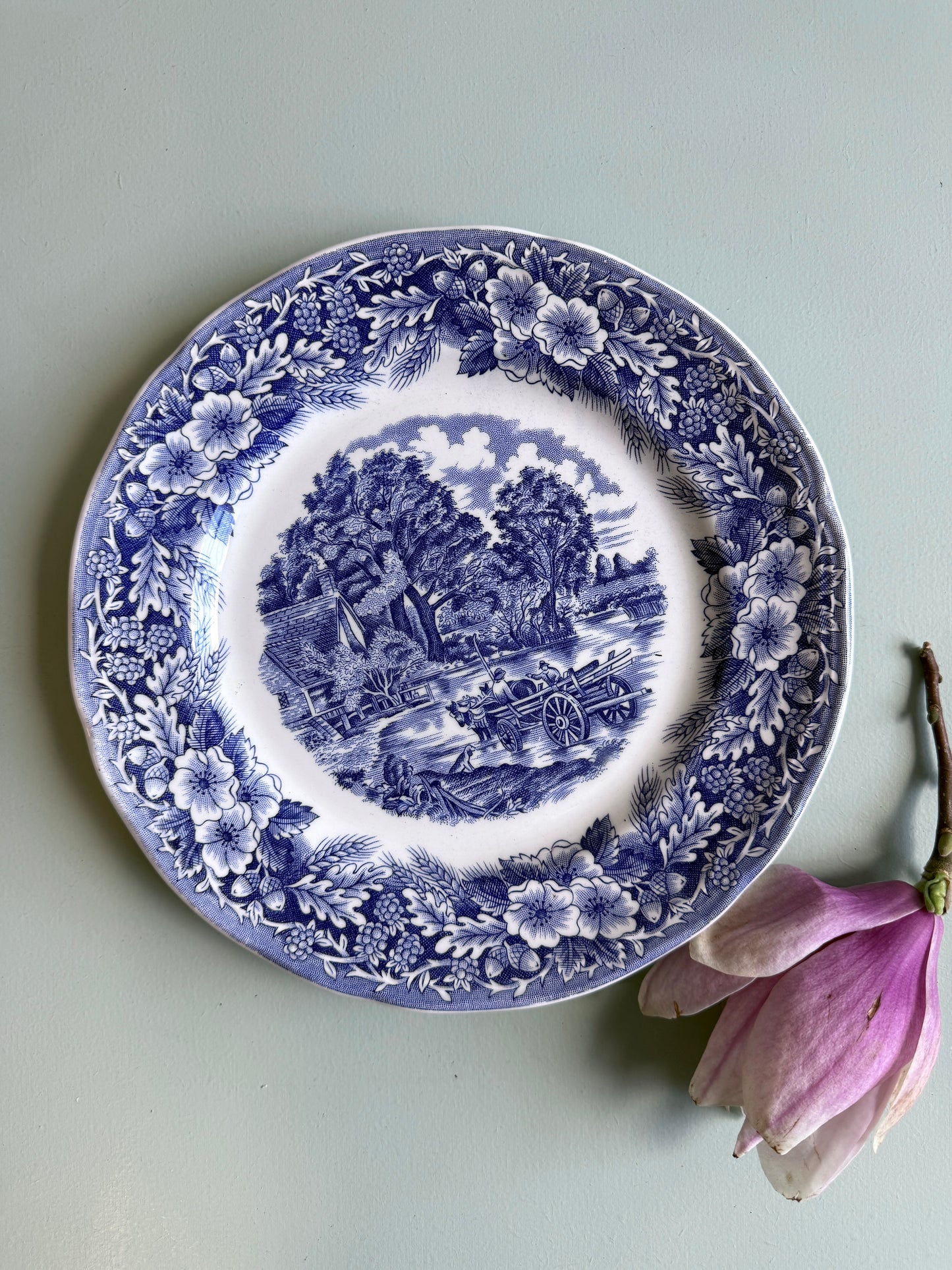 Assiette plate bleue décor paysage