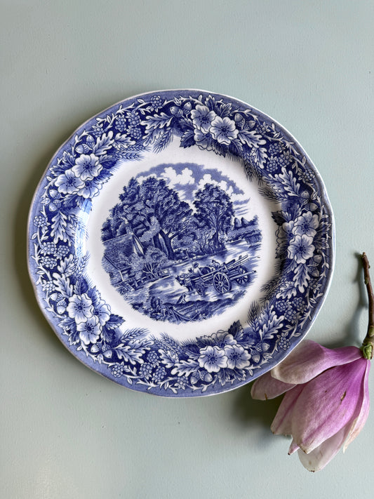 Assiette plate bleue décor paysage