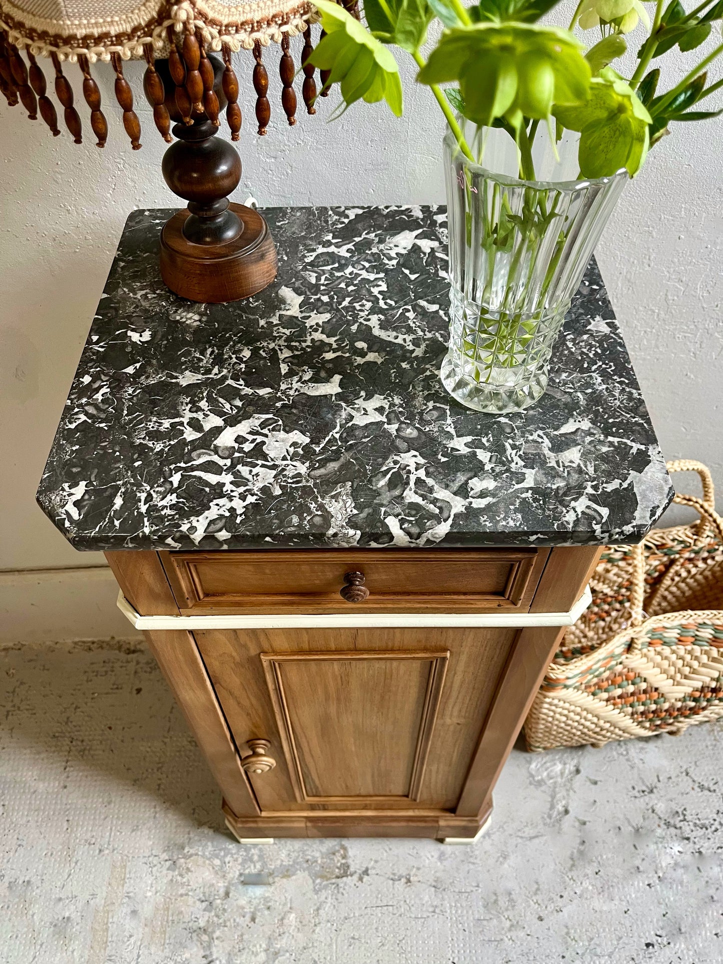 Chevet ancien placage noyer plateau en marbre