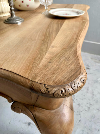 Table ancienne en noyer style Louis XV