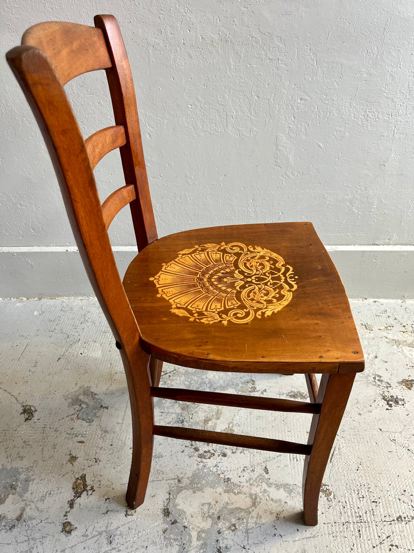 Chaise bistrot ancienne assise gravée bois foncé