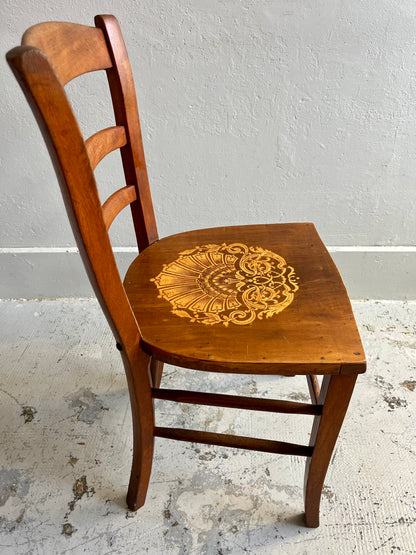 Chaise bistrot ancienne assise gravée bois foncé