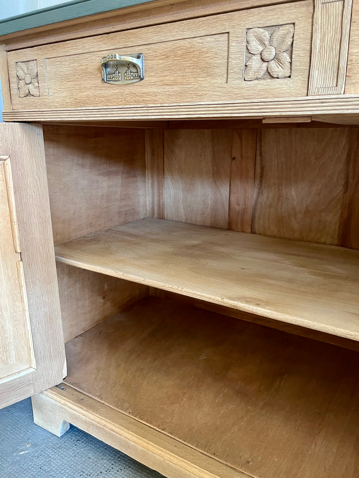 Buffet sculpté en chêne  Meubles Patine