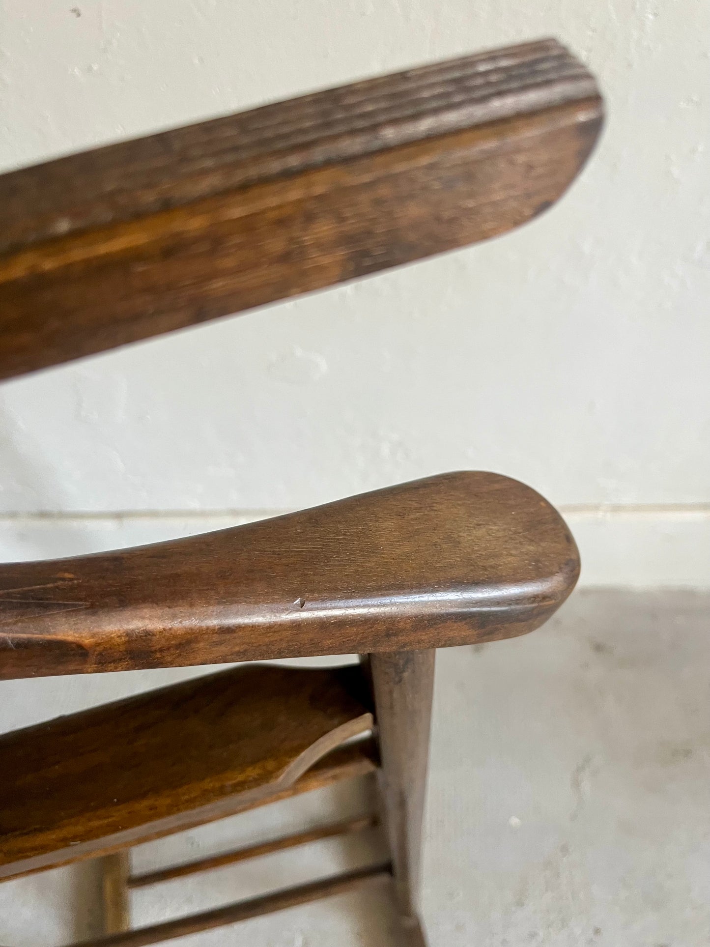 Valet ancien en bois   Patine