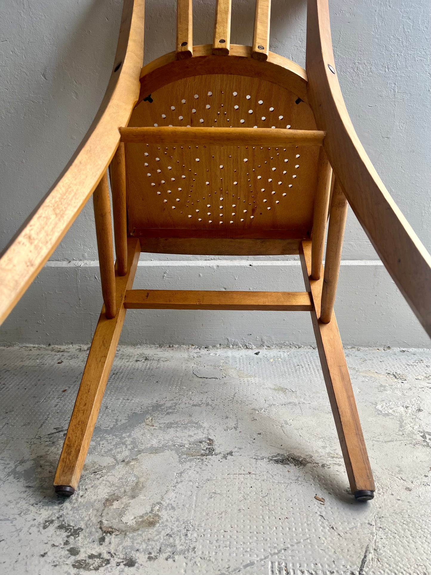 Chaise bistrot ancienne assise perforée étoile