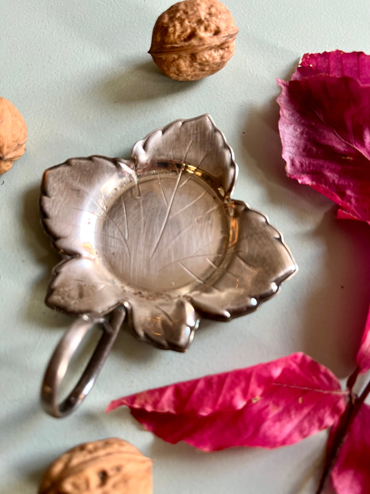 Petite coupelle vintage en métal argenté – Feuille de vigne  Vaisselle Patine