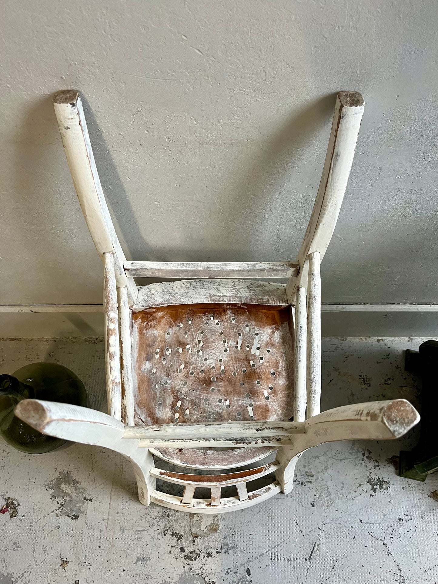 Chaise patinée blanche 2