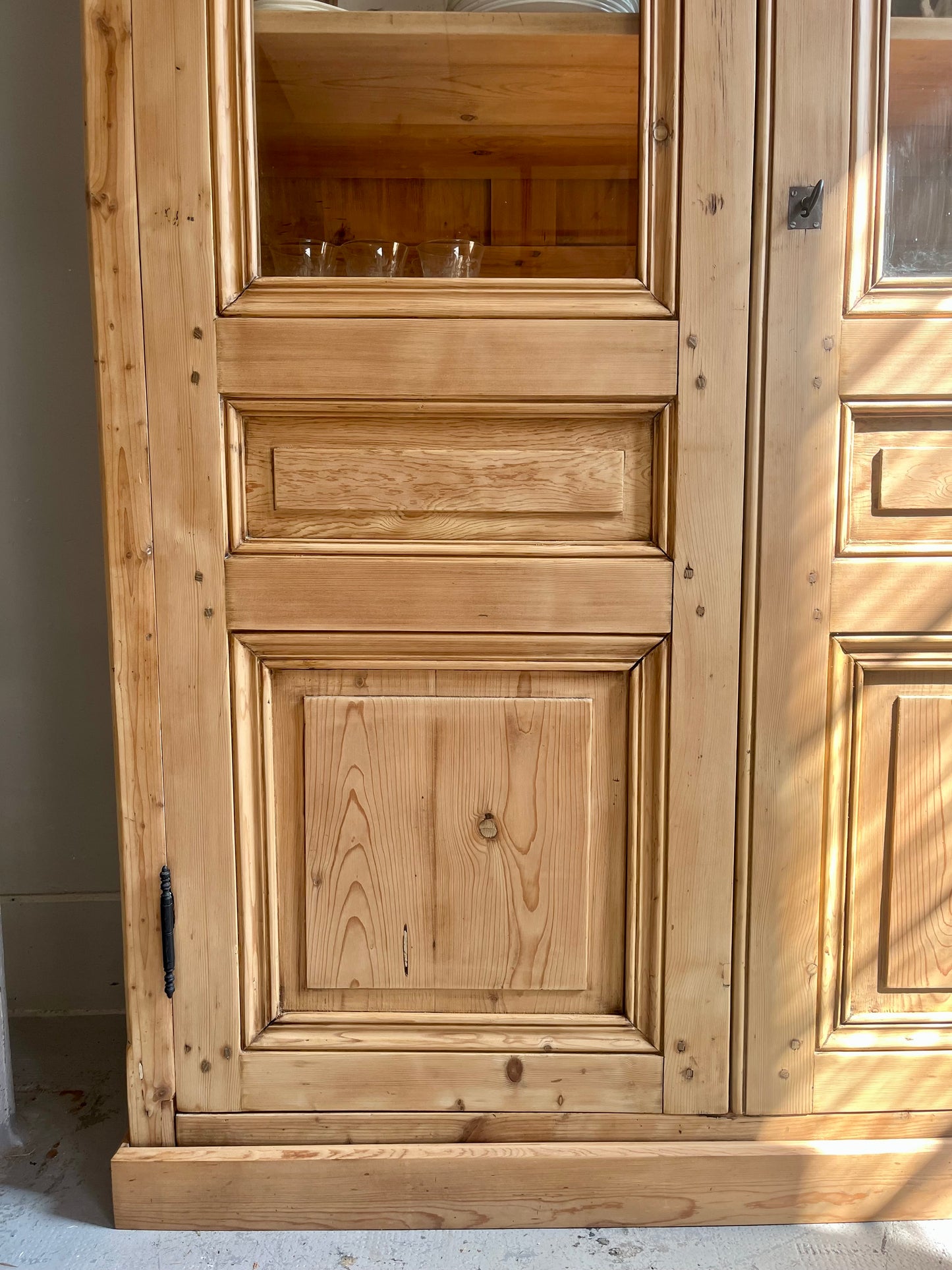 Armoire vaisselier ancien en pin massif portes vitrées